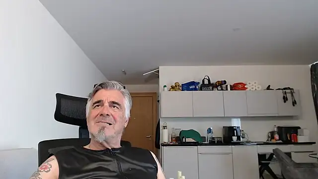 Snapshot of Buidapest chatting on May 3, 2026, 2:42 pm Buidapest online show from May 3, 2026, 2:42 pm