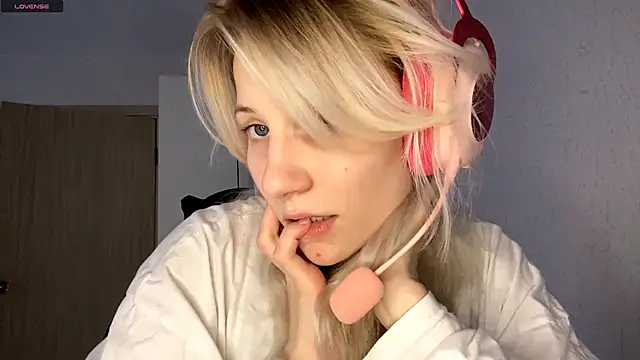 Snapshot of FoxySable chatting on November 30, 2025, 9:43 am FoxySable online show from November 30, 2025, 9:43 am