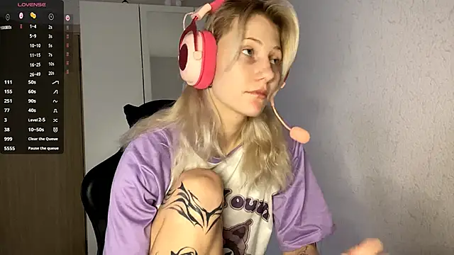 Snapshot of FoxySable chatting on December 1, 2025, 8:26 am FoxySable online show from December 1, 2025, 8:26 am