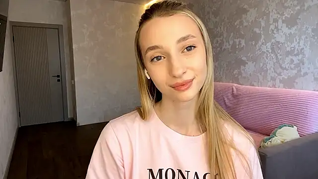 NikyHelton online show from November 18, 2025, 7:44 am