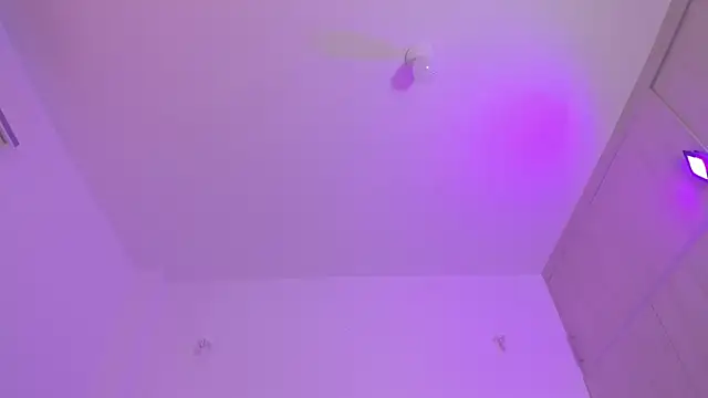 TINY PEACH online show from November 20, 2025, 11:33 am