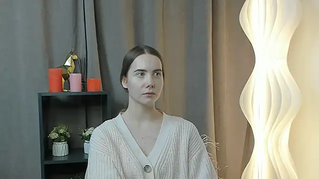 Snapshot of MoonBenne chatting on November 18, 2025, 8:28 am MoonBenne online show from November 18, 2025, 8:28 am