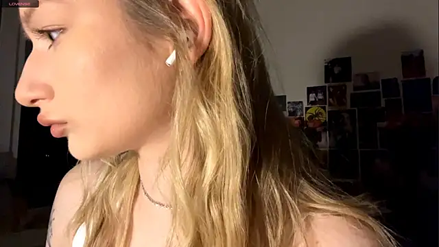 Snapshot of Selemene_ chatting on December 22, 2025, 7:47 pm Selemene online show from December 22, 2025, 7:47 pm