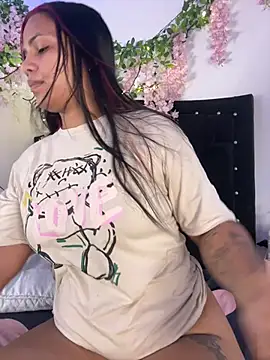 Snapshot of ArielleMillerr- chatting on May 19, 2026, 5:20 pm ArielleMillerr- online show from May 19, 2026, 5:20 pm