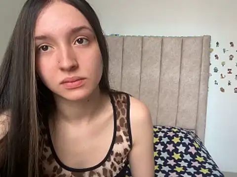 Glowsiren online show from November 19, 2025, 2:28 pm