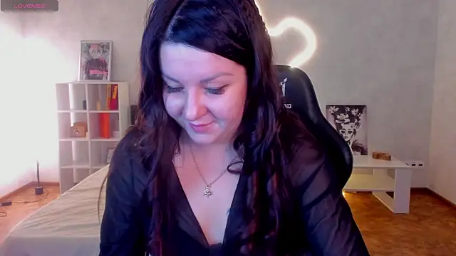 still  her online show from November 28, 2025, 1:17 am