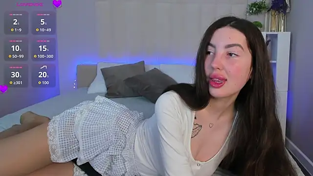 LiraRevery online show from April 13, 2026, 11:09 pm