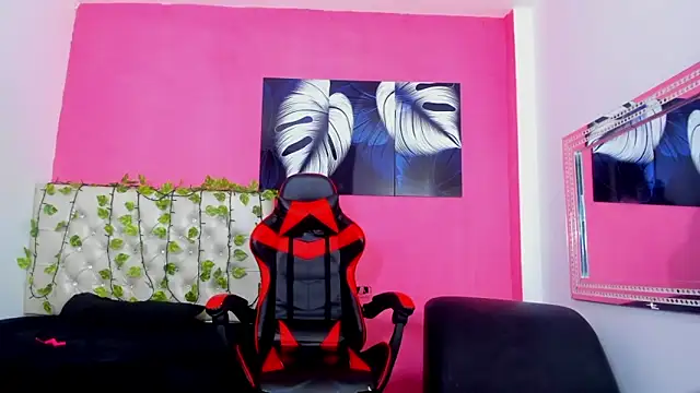 Snapshot of MiaAndTeylor chatting on November 20, 2025, 7:25 pm MiaAndTeylor online show from November 20, 2025, 7:25 pm