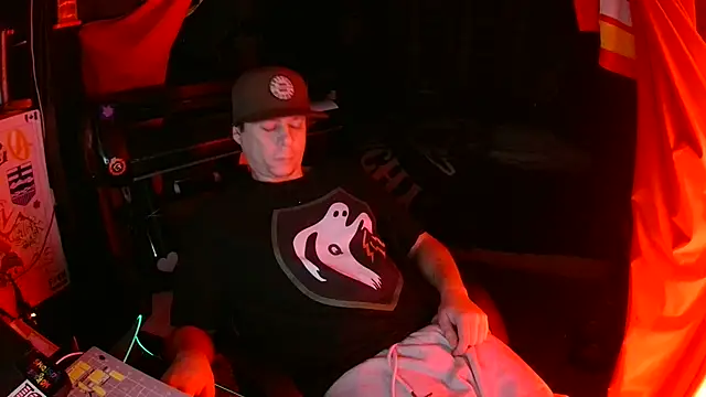 Snapshot of Bowerboi chatting on November 20, 2025, 6:47 am Bowerboi online show from November 20, 2025, 6:47 am