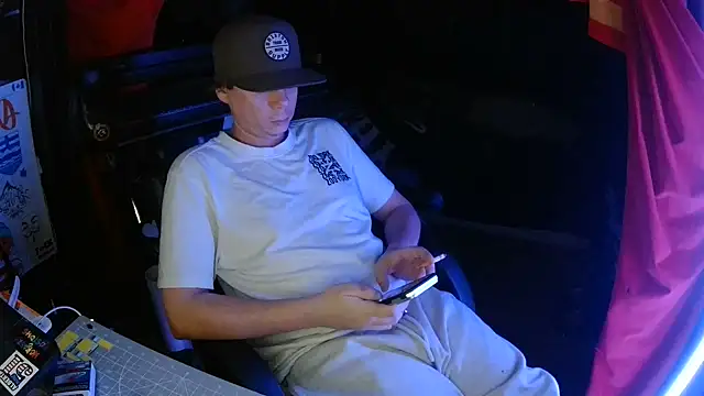 Snapshot of Bowerboi chatting on November 26, 2025, 9:20 am Bowerboi online show from November 26, 2025, 9:20 am