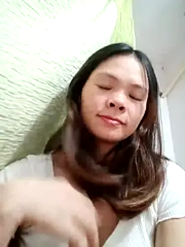 quynhquynh  online show from November 27, 2025, 4:07 pm