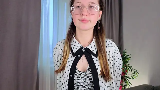 MiraFenech online show from November 27, 2025, 5:52 am