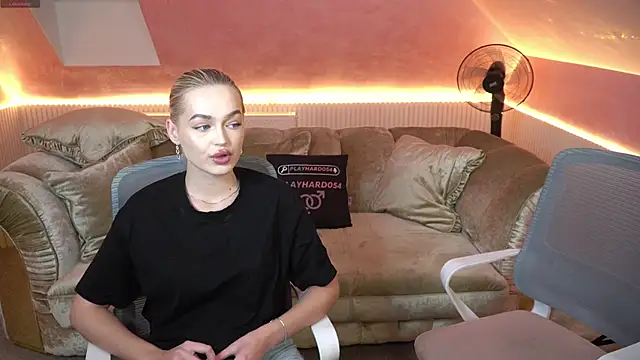 Liza Mur online show from November 26, 2025, 3:23 pm