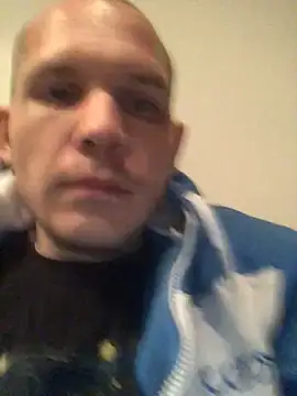 Snapshot of Spielzeugtwink chatting on May 19, 2026, 9:44 pm Spielzeugtwink online show from May 19, 2026, 9:44 pm