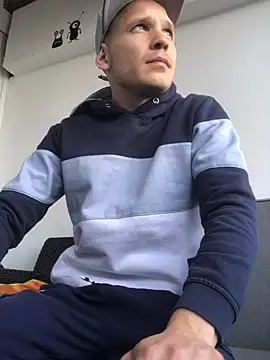 Spielzeugtwink online show from July 3, 2026, 3:51 pm