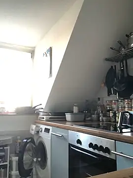 Spielzeugtwink online show from November 22, 2025, 1:10 pm