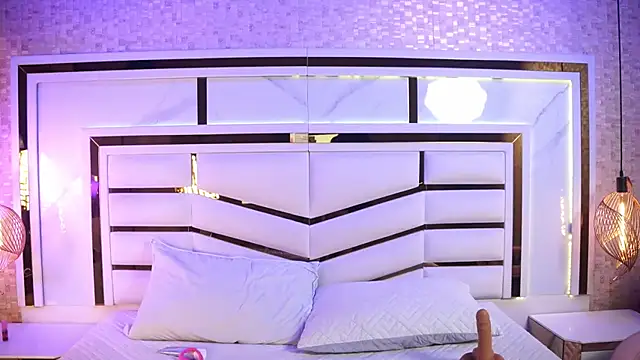 luciana agudelo online show from December 22, 2025, 7:58 pm