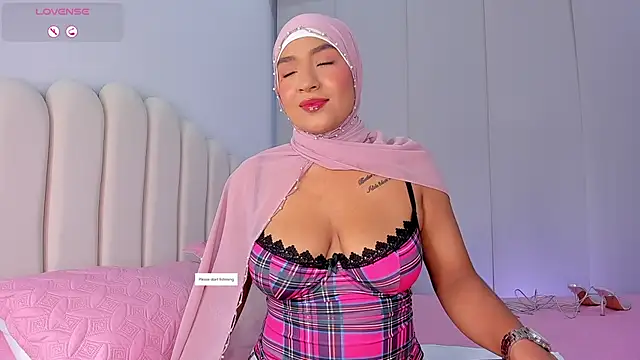 Snapshot of Amira-Zahra chatting on June 17, 2026, 10:52 pm Amira-Zahra online show from June 17, 2026, 10:52 pm