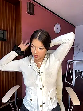 KyliePinkk  online show from November 26, 2025, 1:33 pm