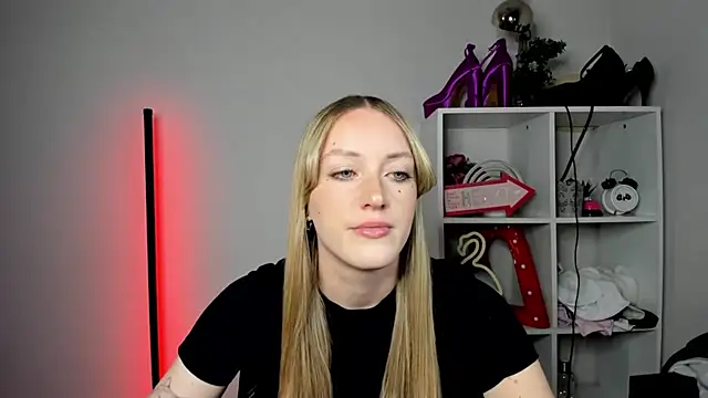 Snapshot of EvelynBlond chatting on May 4, 2026, 12:30 pm EvelynBlond online show from May 4, 2026, 12:30 pm