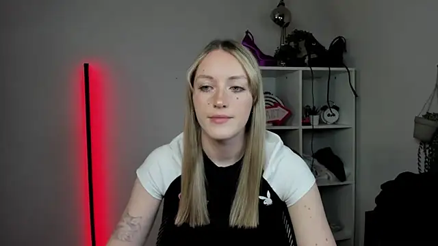 EvelynBlond online show from April 7, 2026, 12:29 pm