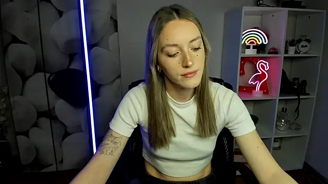 EvelynBlond online show from December 18, 2025, 1:48 pm