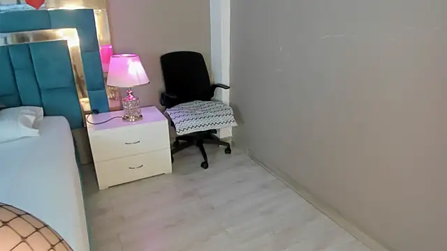 LiiaVelvet online show from April 12, 2026, 4:27 am