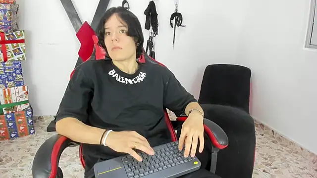 Kenai Lavis online show from December 19, 2025, 8:11 pm