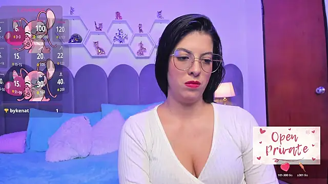 lunagomez24 online show from November 25, 2025, 3:51 am