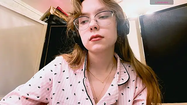 Snapshot of LouettaTornese chatting on November 24, 2025, 1:00 pm LouettaTornese online show from November 24, 2025, 1:00 pm