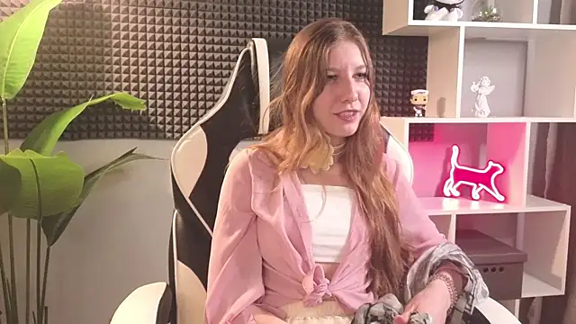 Snapshot of HazeLuneth chatting on February 12, 2026, 8:36 am HazeLuneth online show from February 12, 2026, 8:36 am