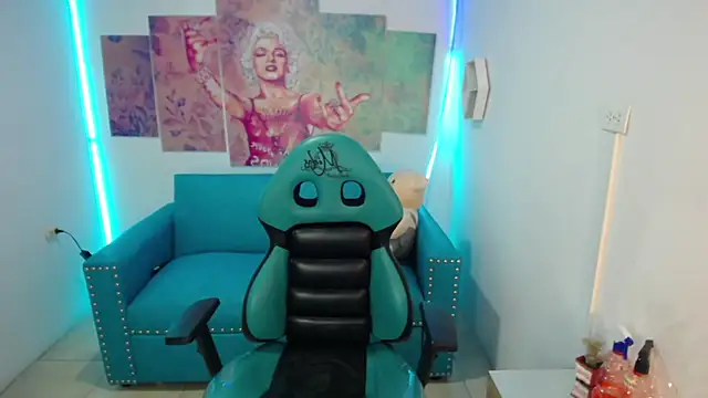 emmily m1  online show from November 30, 2025, 4:24 am