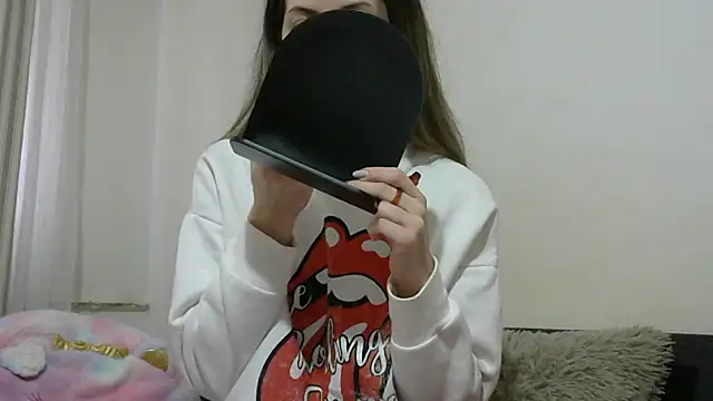 Snapshot of Erii18 chatting on February 9, 2026, 12:14 pm Erii18 online show from February 9, 2026, 12:14 pm