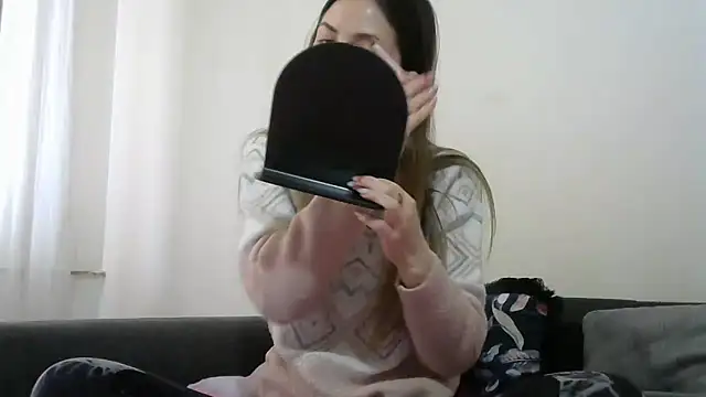 Snapshot of Erii18 chatting on February 3, 2026, 12:32 pm Erii18 online show from February 3, 2026, 12:32 pm