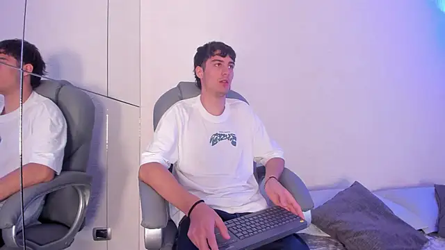 Snapshot of Emir_Ozan_ chatting on November 21, 2025, 11:31 am Emir Ozan online show from November 21, 2025, 11:31 am