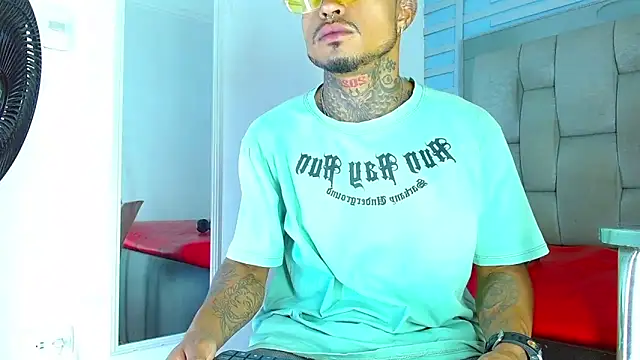 Hot Latino x online show from April 8, 2026, 12:28 pm