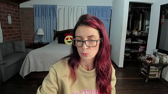 Snapshot of Charlotte-Willson chatting on November 26, 2025, 1:05 am Charlotte-Willson online show from November 26, 2025, 1:05 am