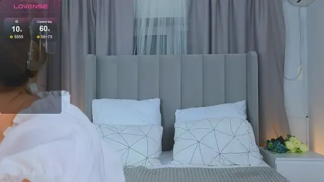 LyraTate online show from December 16, 2025, 1:32 am