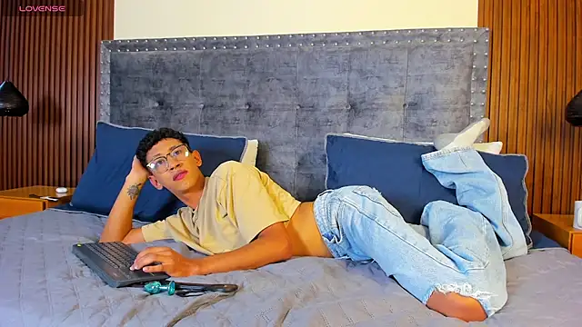 Snapshot of alan_bless18 chatting on November 24, 2025, 6:41 pm alan bless18 online show from November 24, 2025, 6:41 pm