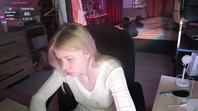 mollydollka online show from December 1, 2025, 1:56 pm