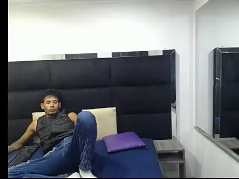 Snapshot of Straight_latinX chatting on November 30, 2025, 4:13 am Straight latinX online show from November 30, 2025, 4:13 am