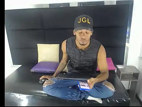 Snapshot of Straight_latinX chatting on November 29, 2025, 3:17 am Straight latinX online show from November 29, 2025, 3:17 am