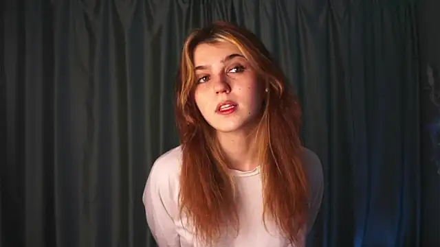 Snapshot of FannyRay chatting on December 2, 2025, 8:10 pm FannyRay online show from December 2, 2025, 8:10 pm