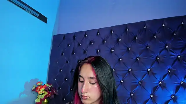 CharlotteStuart online show from April 9, 2026, 4:03 am