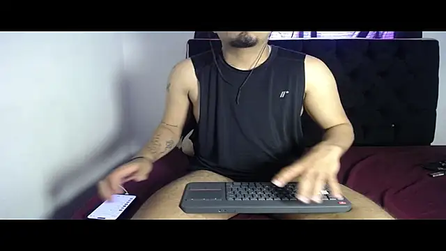 Snapshot of Henry_villa23 chatting on November 26, 2025, 1:00 pm Henry villa23 online show from November 26, 2025, 1:00 pm