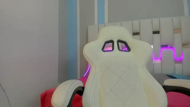 Snapshot of mask_red_girl chatting on February 13, 2026, 12:38 pm mask red girl online show from February 13, 2026, 12:38 pm