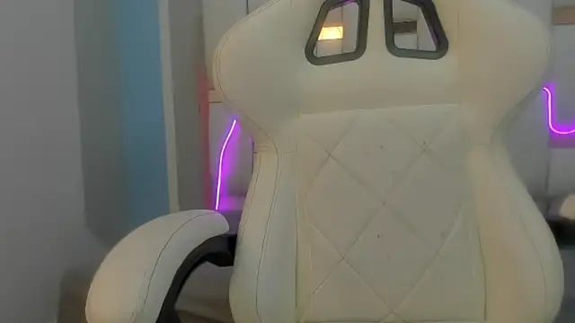 Snapshot of mask_red_girl chatting on February 4, 2026, 7:53 pm mask red girl online show from February 4, 2026, 7:53 pm