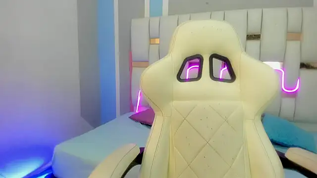 Snapshot of mask_red_girl chatting on February 7, 2026, 12:35 pm mask red girl online show from February 7, 2026, 12:35 pm