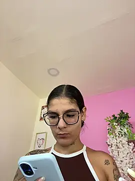 Snapshot of LauraRaider chatting on July 16, 2026, 2:19 am LauraRaider online show from July 16, 2026, 2:19 am