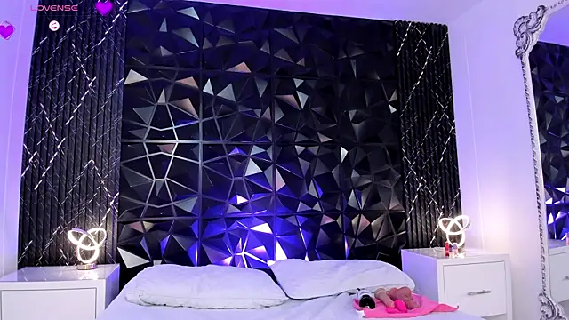 BritneyCortz  online show from April 16, 2026, 9:39 pm